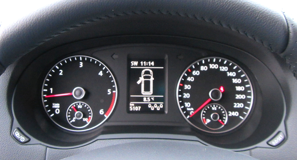 Seat Alhambra: Blick durch den Lenkradkranz auf die Rundinstrumentierung. 