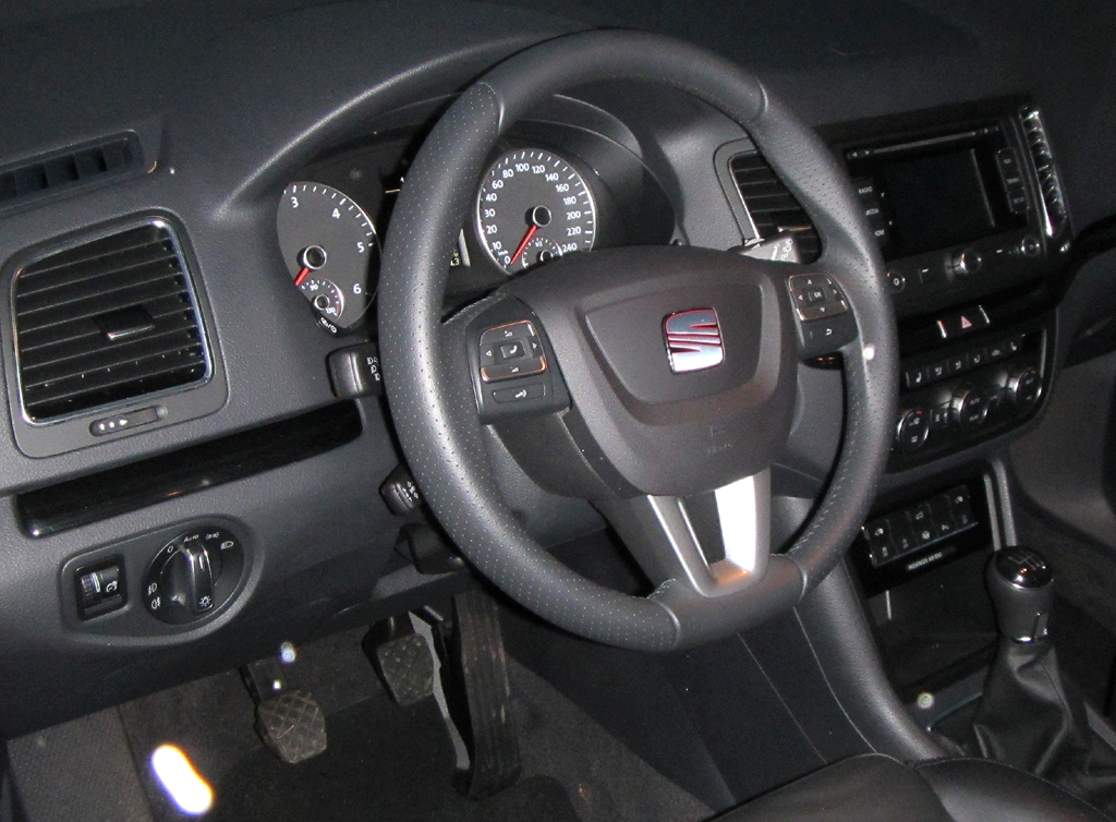 Seat Alhambra: Blick ins recht übersichtlich gestaltete Cockpit. 
