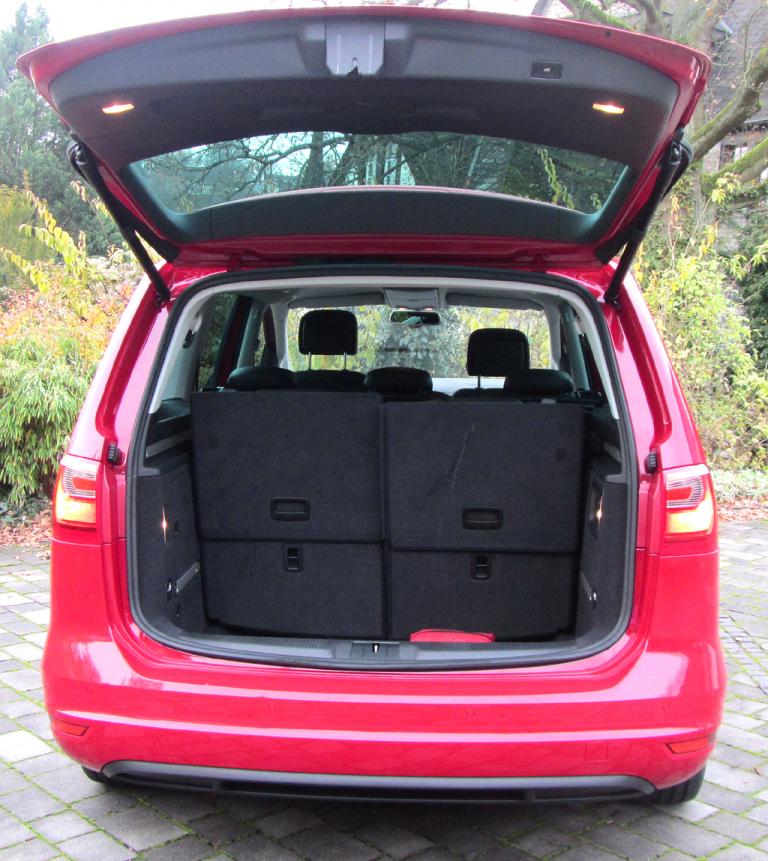Seat Alhambra: Das Gepäckabteil fasst hier beim Siebensitzer 267 bis 2297 Liter. 