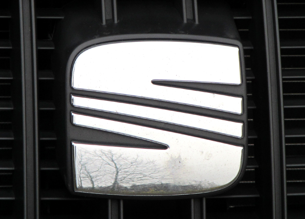 Seat Alhambra: Das Markenlogo sitzt vorn mittig im Kühlergrill. 