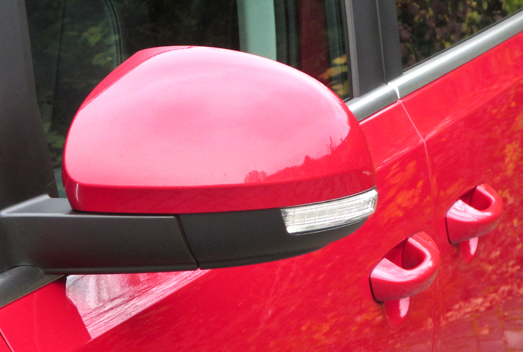 Seat Alhambra: In den Außenspiegel-Fuß sind Blinkblöcke integriert. 