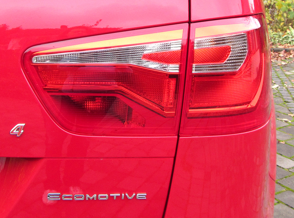 Seat Alhambra: Vertikal ausgerichtete Leuchteinheit hinten mit Allrad- und Ecomotive-Kennung. 