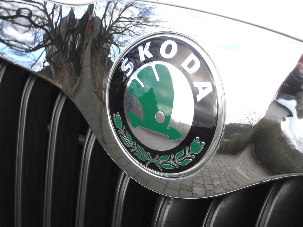 Skoda Yeti: Das Markenlogo sitzt vorn im Chromrahmen über dem Kühlergrill. 