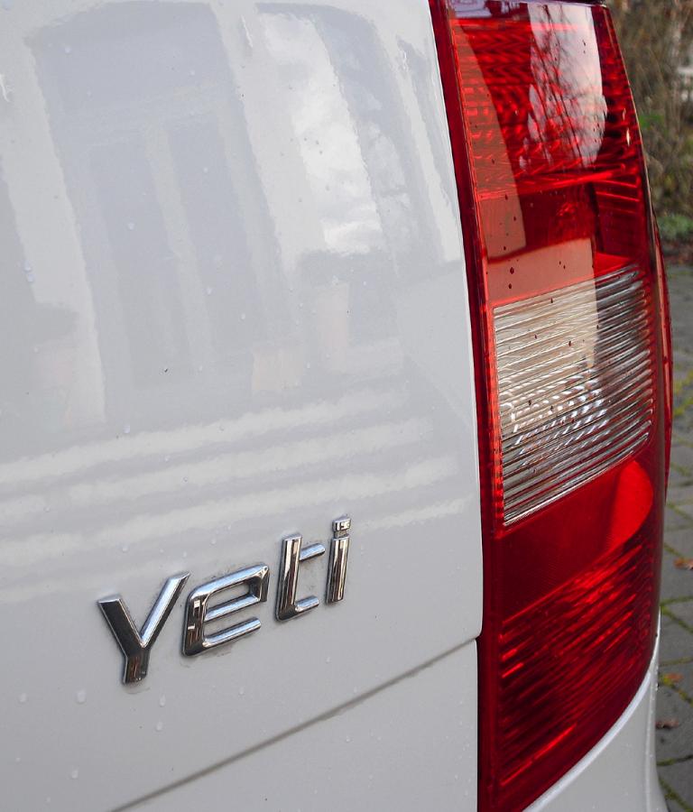 Skoda Yeti: Modellschriftzug neben der Leuchteinheit am Heck. 