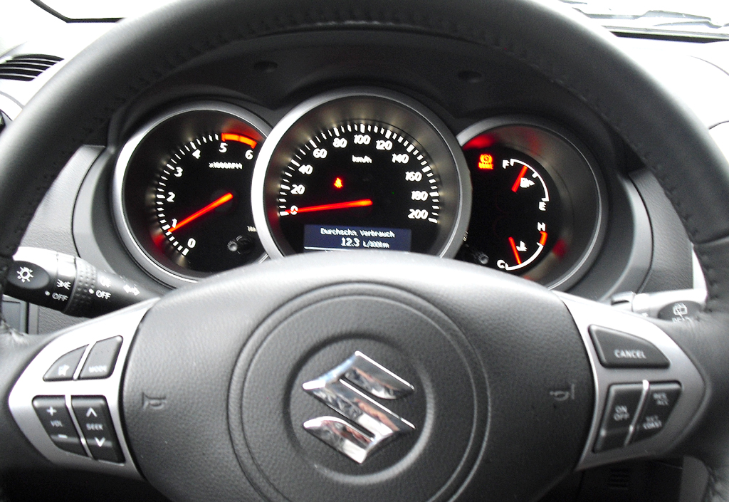 Suzuki Grand Vitara: Blick durch den Lenkradkranz auf die Rundinstrumentierung. 