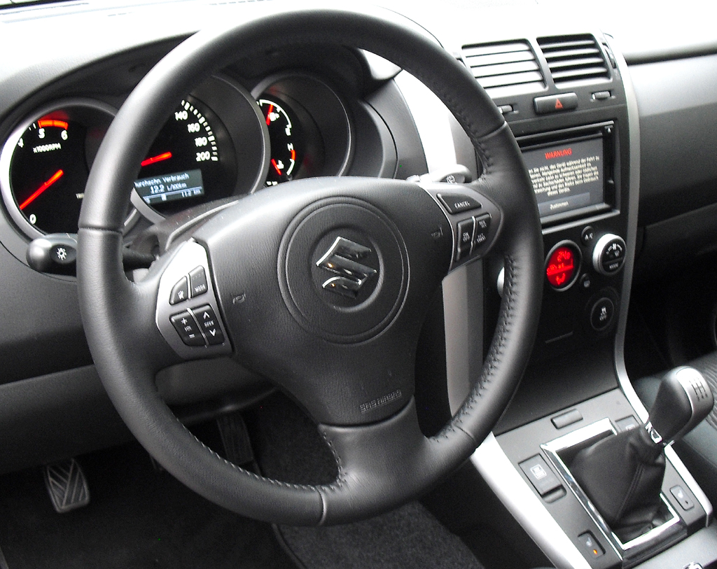 Suzuki Grand Vitara: Blick ins ziemlich übersichtlich gestaltete Cockpit. 
