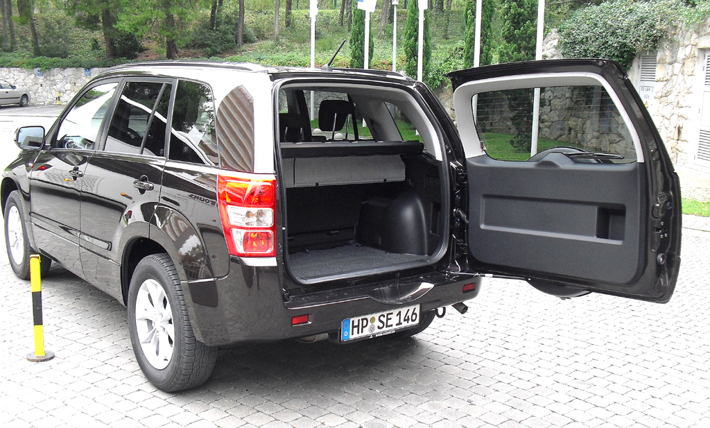 Suzuki Grand Vitara: Das Gepäckabteil fasst 184/398 bis 964/1386 Liter. 