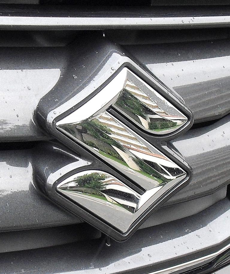 Suzuki Grand Vitara: Das Markenlogo sitzt vorn mittig im Kühlergrill. 