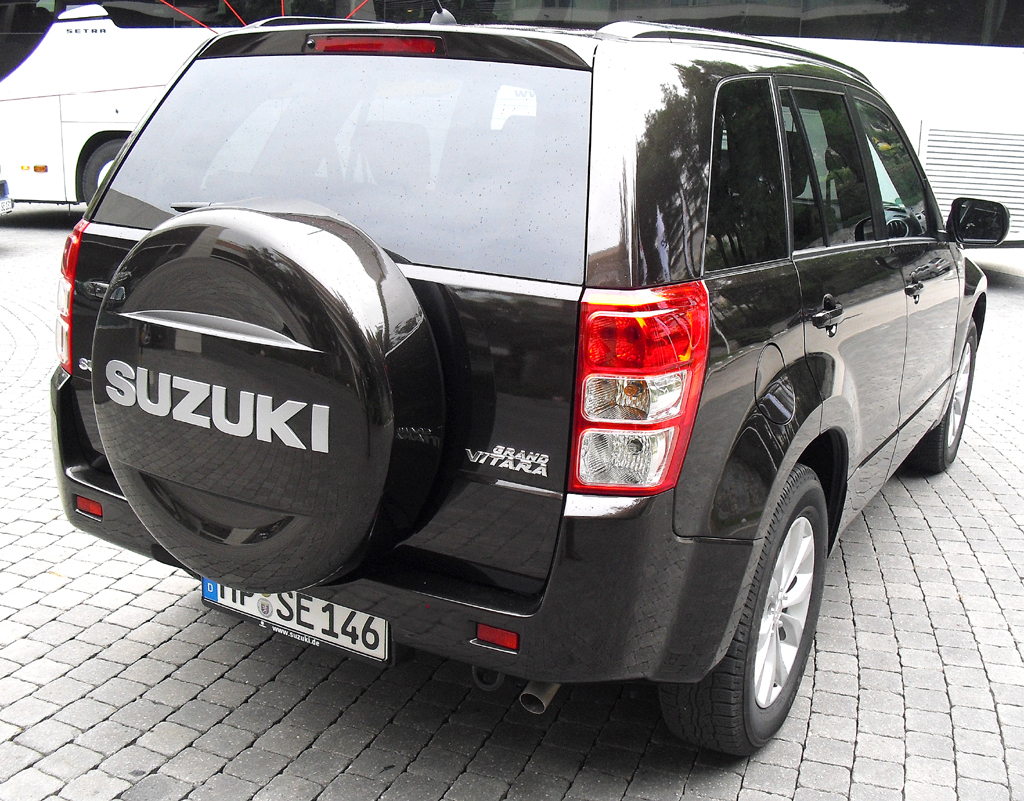 Suzuki Grand Vitara: Das Reserverad ist außen an der Hecktür angebracht. 