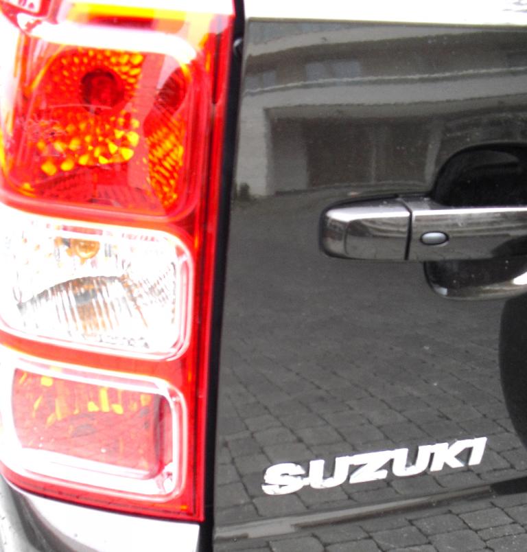 Suzuki Grand Vitara: Vertikal ausgerichtete Leuchteinheit hinten mit Markenschriftzug. 