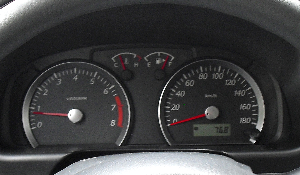 Suzuki Jimy: Blick durch den Lenkradkranz auf die Rundinstrumentierung. 