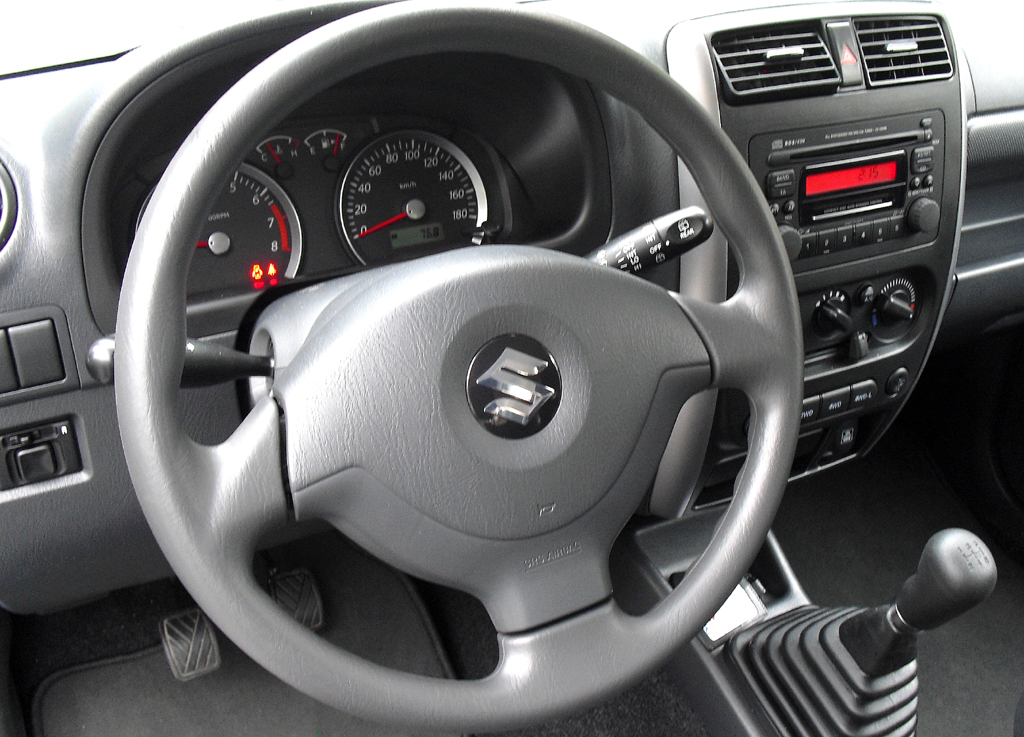 Suzuki Jimy: Blick ins sachlich-nüchtern gehaltene Cockpit. 