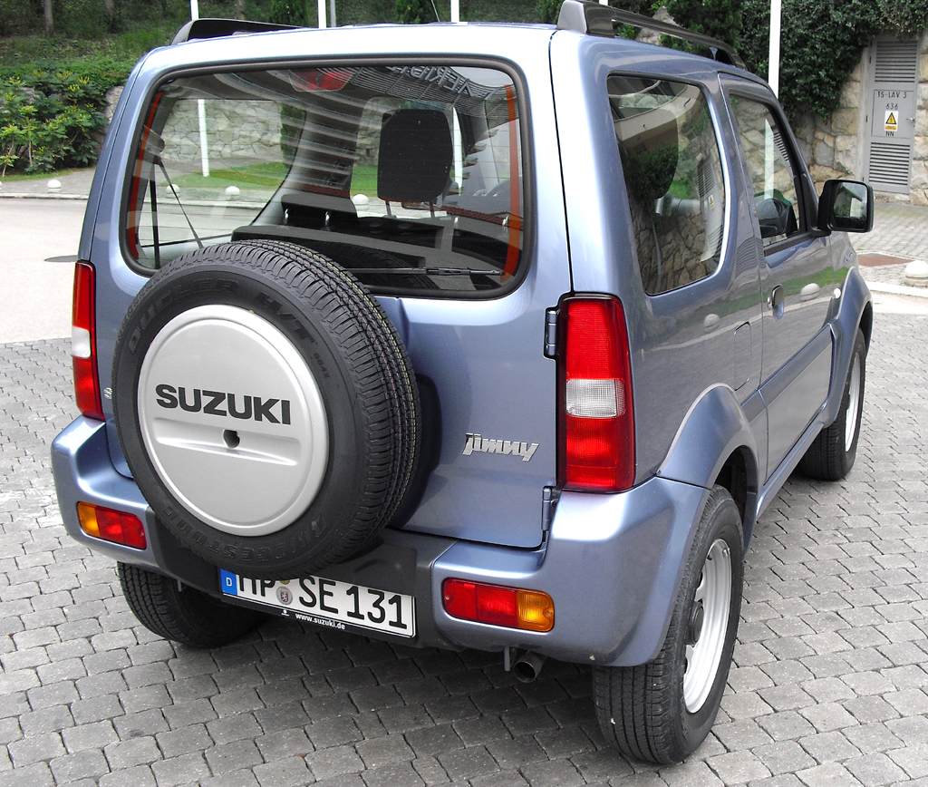 Suzuki Jimy: Das Ersatzrad sitzt - typisch für die Japaner - an der Hecktür. 