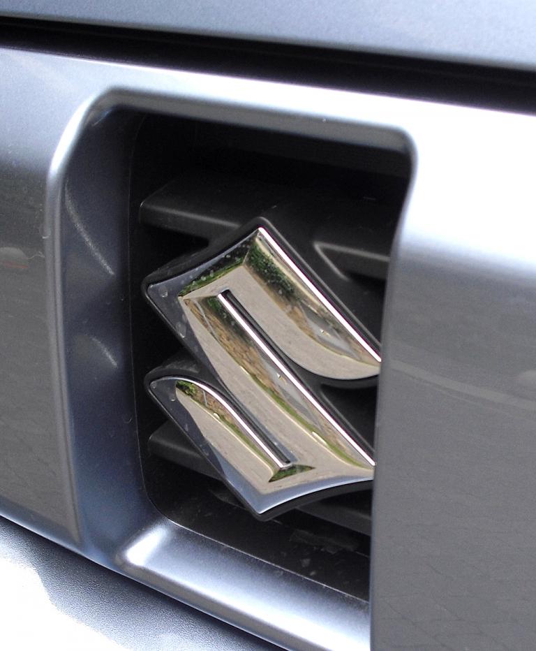 Suzuki Jimy: Das Markenlogo sitzt vorn mittig im Kühlergrill. 