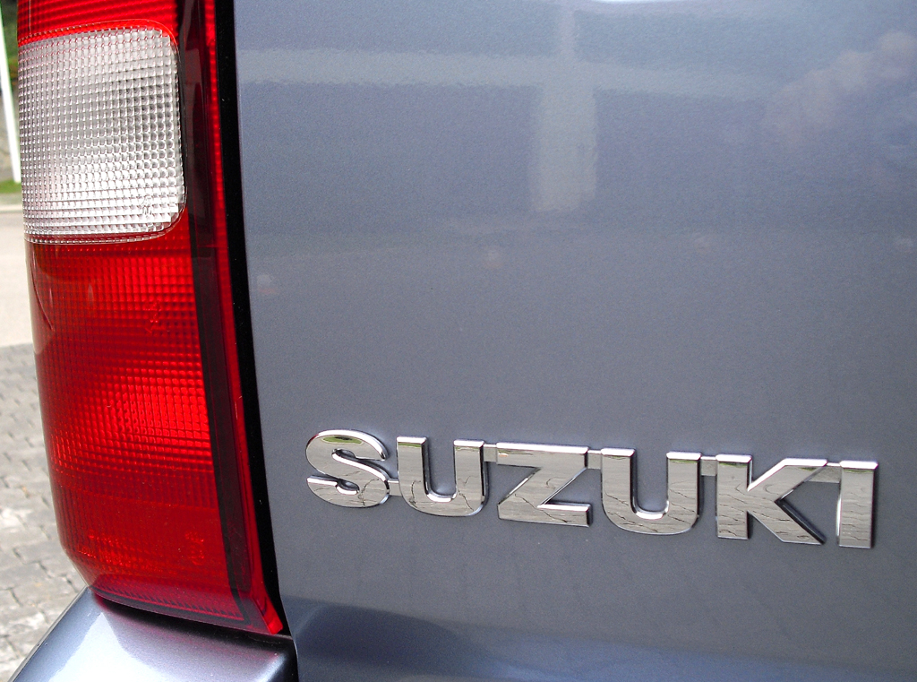 Suzuki Jimy: Vertikal angeordnete Leuchteinheit hinten mit Markenschriftzug. 
