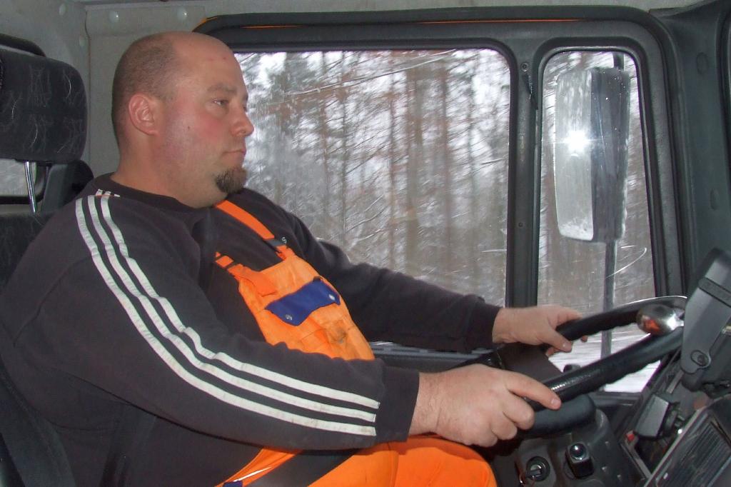Timo Schneider ist der Mann auf dem schweren MAN-Räumfahrzeug