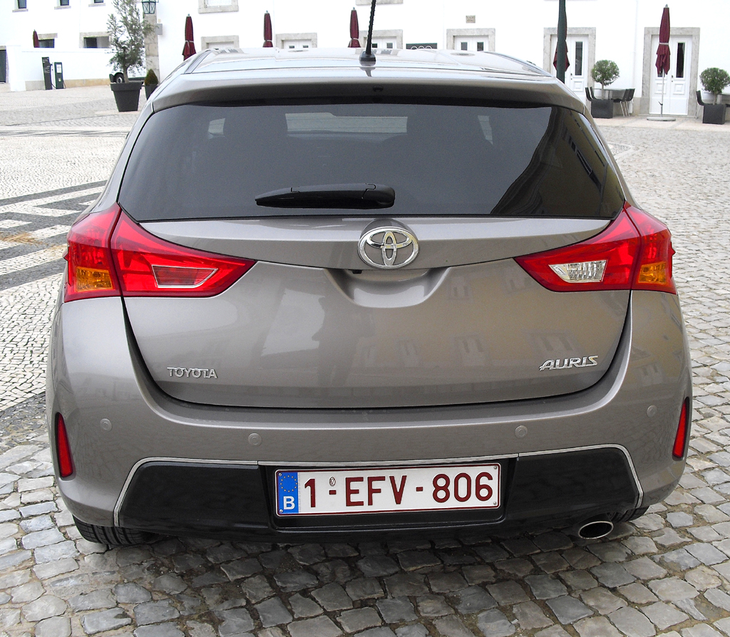 Toyota Auris: Blick auf die Heckpartie. Die Klappe hat eine größere Öffnungsbreite. 