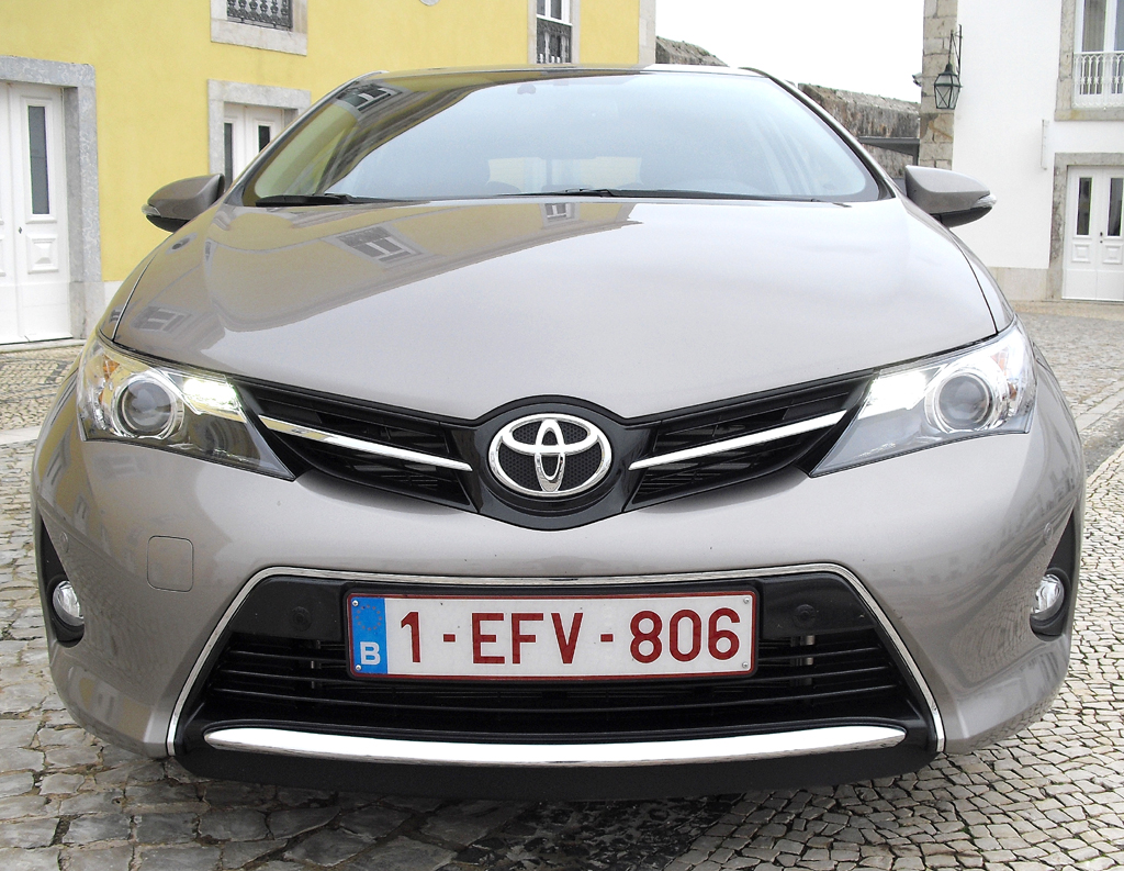 Toyota Auris: Blick auf die dynamischer wirkende Frontpartie. 