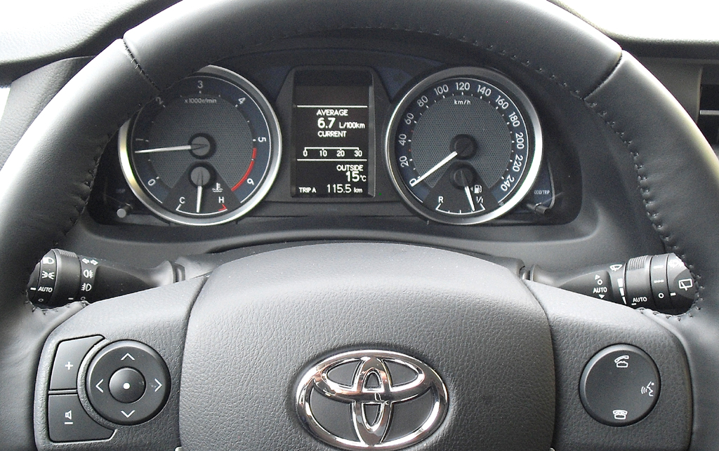 Toyota Auris: Blick durch den Lenkradkranz auf die Rundinstrumentierung. 