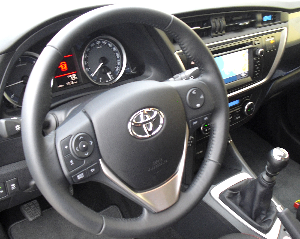 Toyota Auris: Blick ins luftiger wirkende Cockpit. 