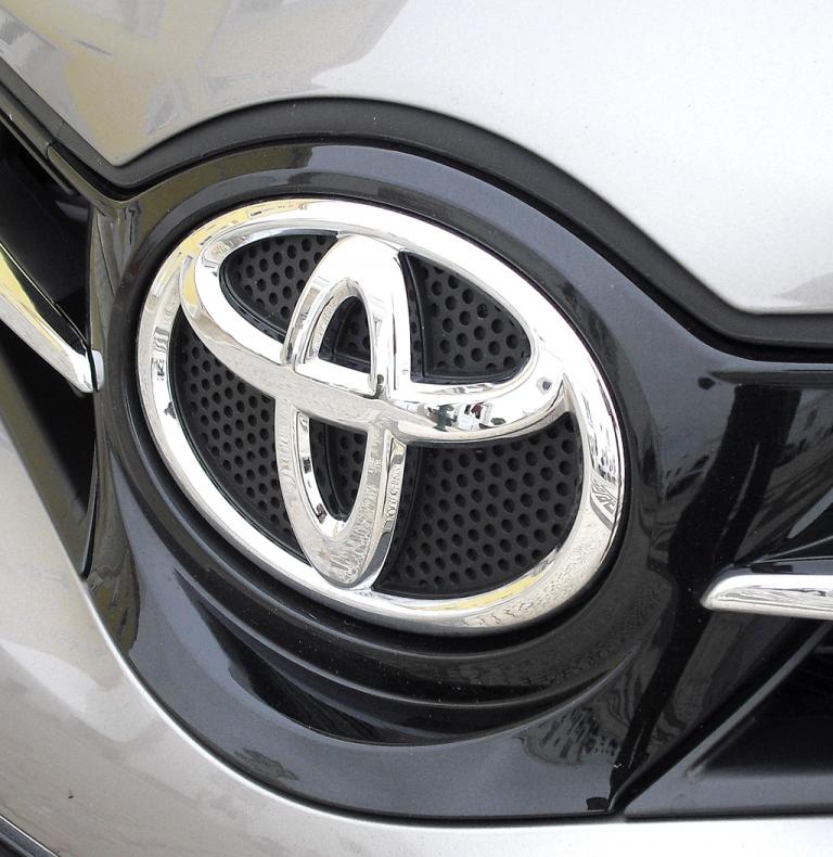Toyota Auris: Das Markenlogo sitzt vorn im schmaleren oberen Kühlergrill. 