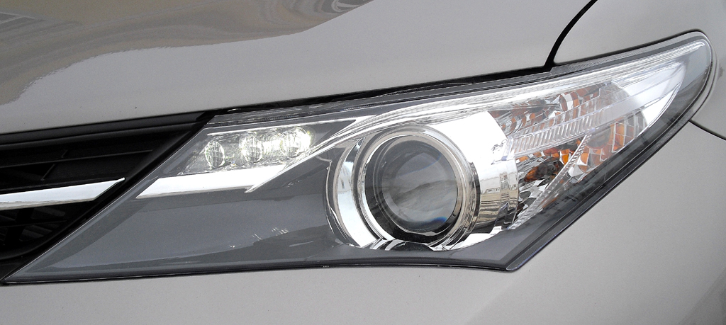 Toyota Auris: Die Leuchteinheiten vorn sind horizontal ausgelegt. 