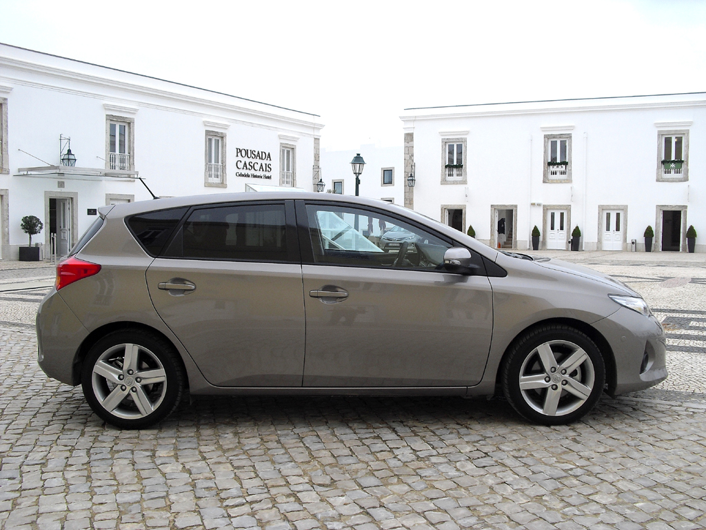 Toyota Auris: Die Neuauflage baut flacher, verfügt über einen niedrigeren Schwerpunkt. 