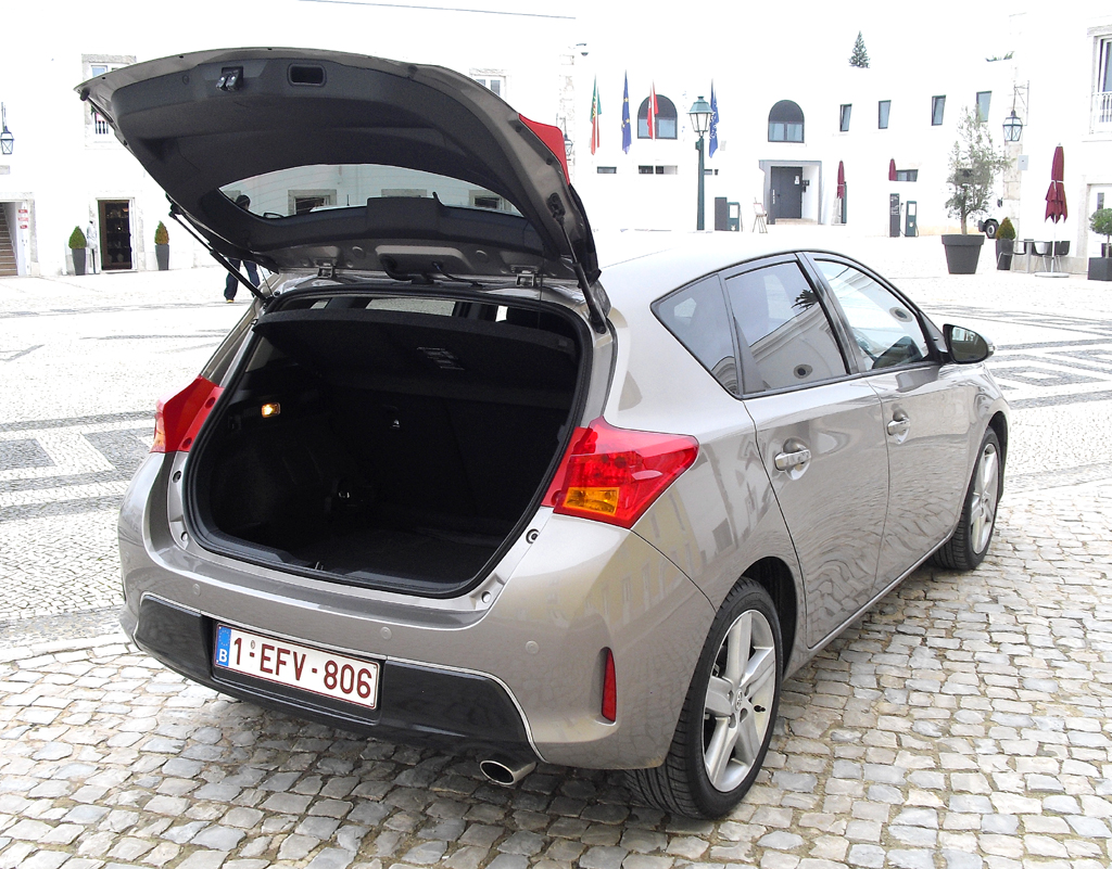 Toyota Auris: Ins Gepäckabteil passen mit 360 Litern jetzt 30 Prozent mehr hinein. 