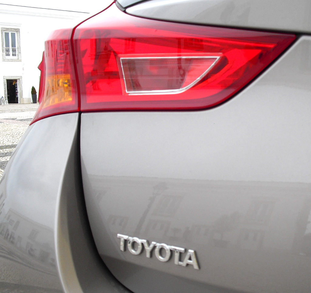 Toyota Auris: Moderne Leuchteinheit hinten mit Markenschriftzug. 
