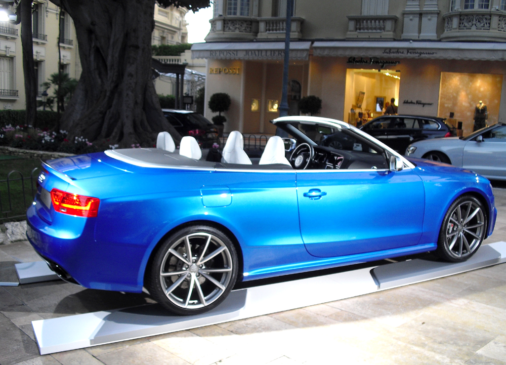 Und so sieht das Audi RS5 Cabrio von der Seite aus.