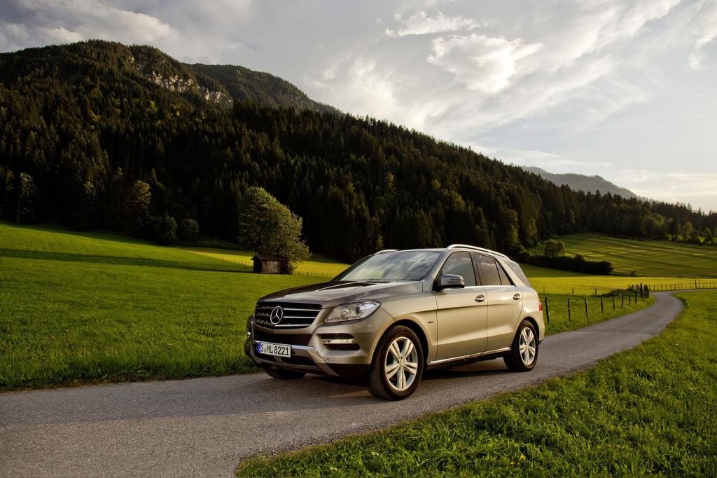 Unter den SUV eine Bank: der Mercedes ML