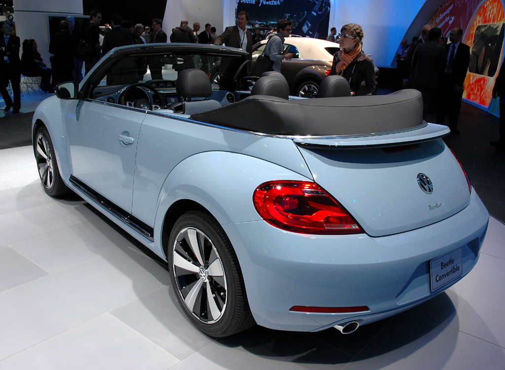 VW Beetle Cabrio: Heck-/Seitenansicht bei geöffnetem Verdeck.