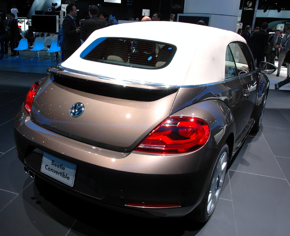 VW Beetle Cabrio: Heck-/Seitenansicht bei geschlossenem Verdeck.