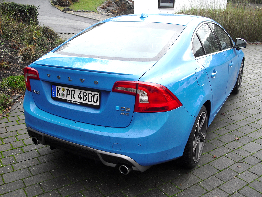 Volvo S60: Blick auf die Heckpartie mit Diffusoransatz unten. 