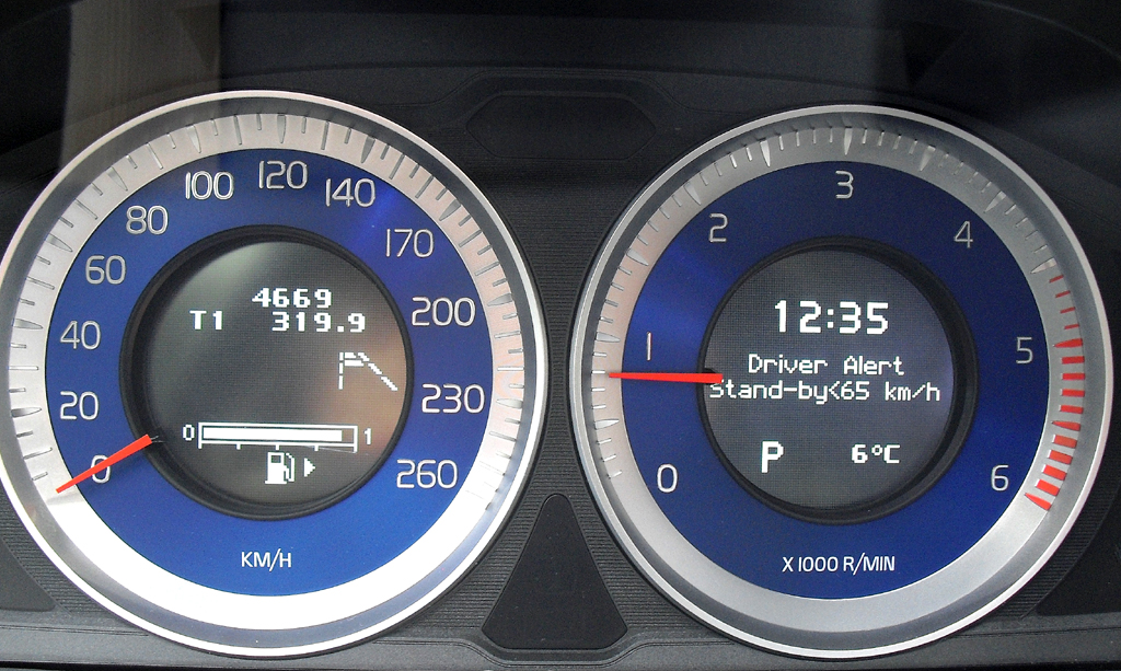 Volvo S60: Blick durch den Lenkradkranz auf die Rundinstrumentierung. 
