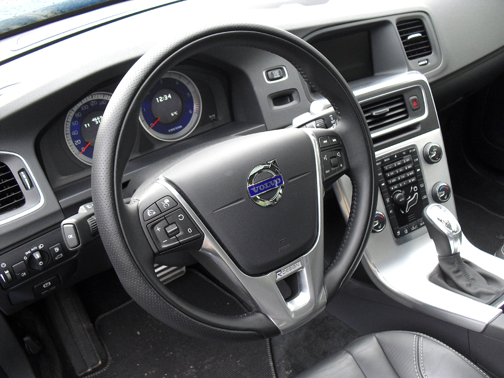 Volvo S60: Blick ins Cockpit mit der typischen Mittelkonsole, die frei zu schweben scheint. 