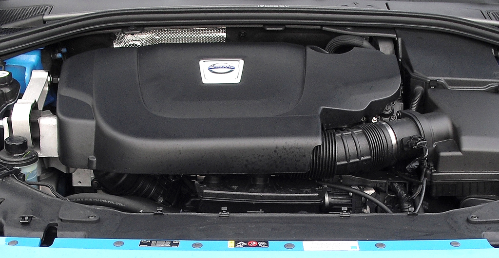 Volvo S60: Blick unter die Haube auf den 2,4-Liter-Fünfzylinder-Selbstzünder. 