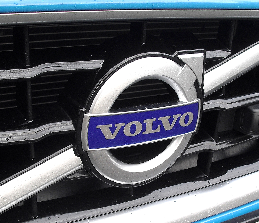 Volvo S60: Das Markenlogo sitzt vorn mittig in einer Chromdiagonalen im Kühlergrill. 