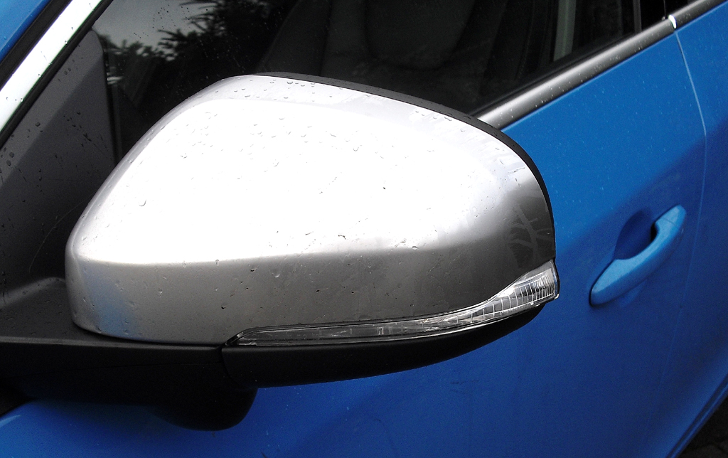 Volvo S60: In die Außenspiegel sind Blinkleisten integriert. 