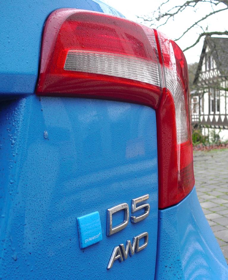 Volvo S60: Moderne Leuchteinheit am Heck mit Motorisierungs- und Antriebsschriftzügen. 