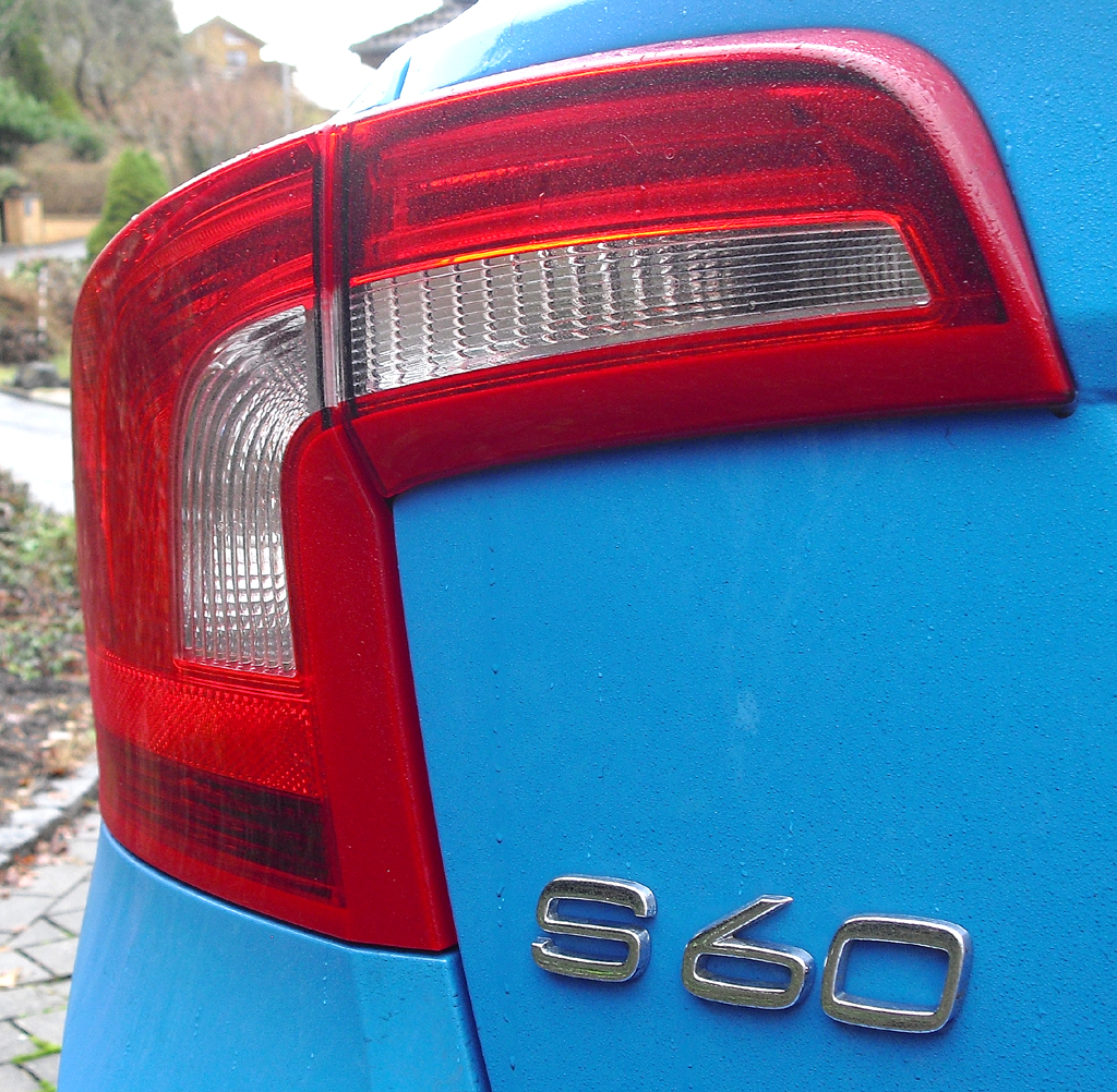 Volvo S60: Umgreifende Leuchteinheit am Heck mit Modellschriftzug. 