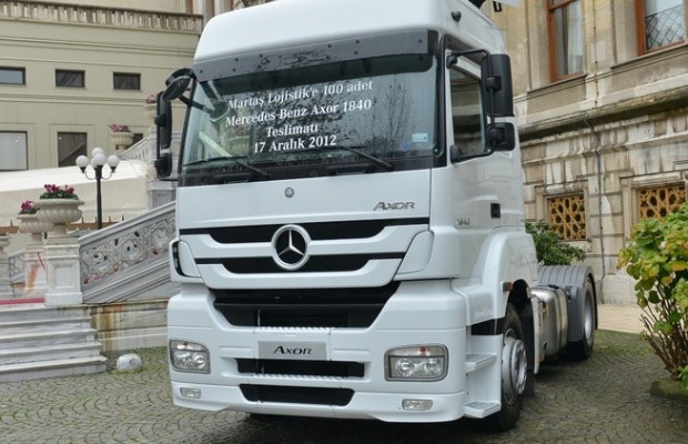 Zwei Lkw-Großaufträge für Mercedes-Benz