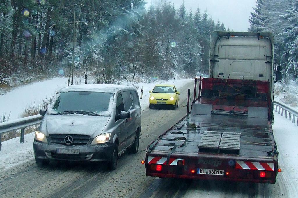 or uns poltert monoton der Schneepflug. Immer wieder geht der Blick auf das Display der Rückfahrkamera