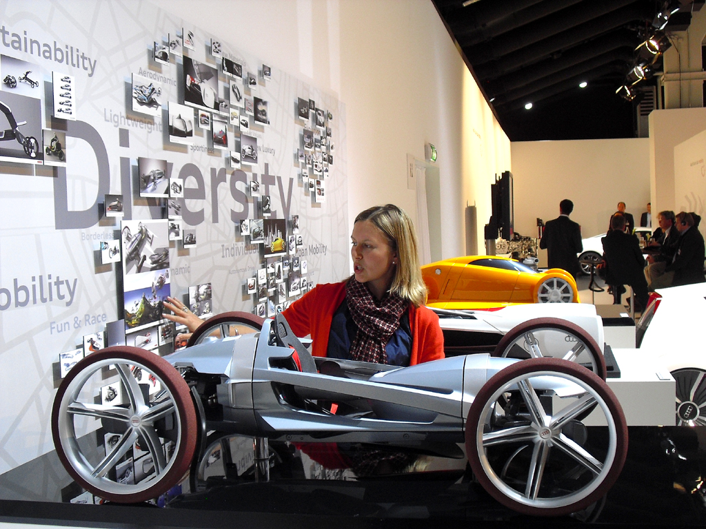 (Design-)Entwicklerin Dr. Cornelia Menzel gibt Erläuterungen beim Audi-Zukunftsworkshop. 