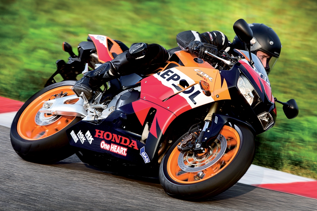  Die Honda CBR 600 RR wird als Einheitsmodell in der Moto-2-Weltmeisterschaft genutzt und fährt mit Änderungen an Fahrwerk und Verkleidung in die neue Saison.
© Honda
