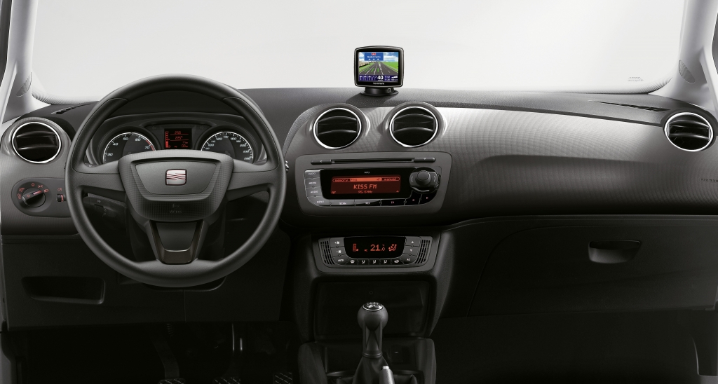 Übersichtlich: Seat macht beim Ibiza macht aus wenig viel. Alles ist an seinem Platz. Nur ein Multifunktionslenkrad fehlt