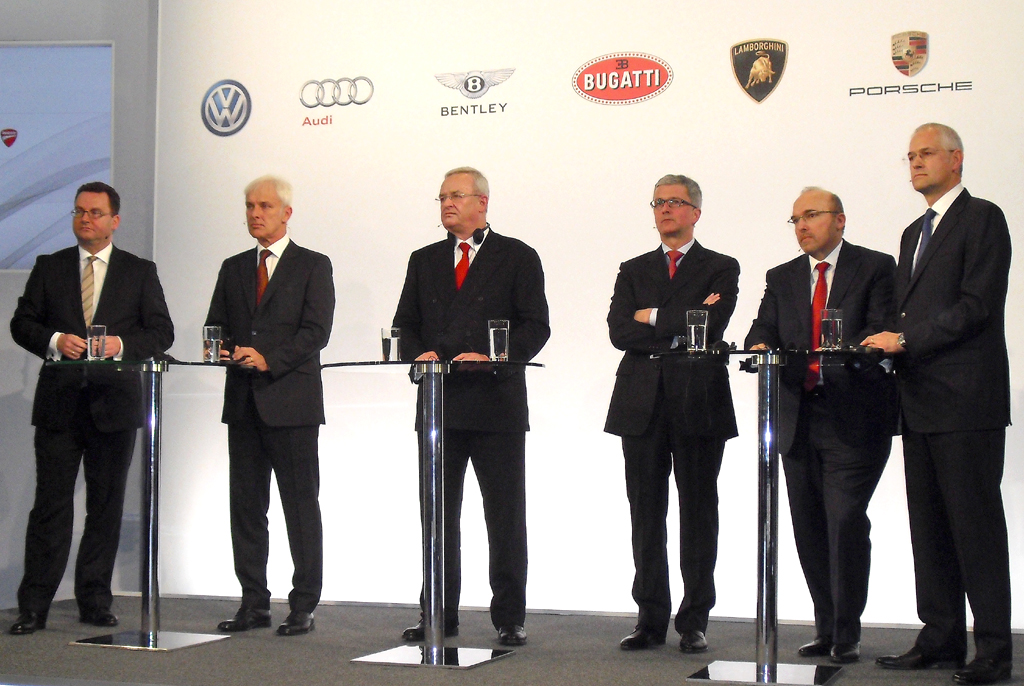 ... und stellt sich anschließend zusammen mit (von links) Kommunikations-Chef Stephan Grühsem, Porsche-Chef Matthias Müller, Audi-Chef Rupert Stadler, Vertriebsvorstand Christian Klingler und US-Statthalter Jonathan Browning den Fragen. 