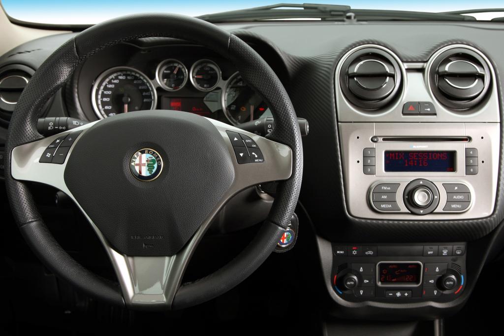 Das Cockpit ist sportlich gestaltet