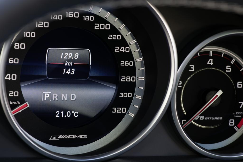 Der Tacho geht bei 320 km/h bei 250 km/h ist aber bereits Schluss