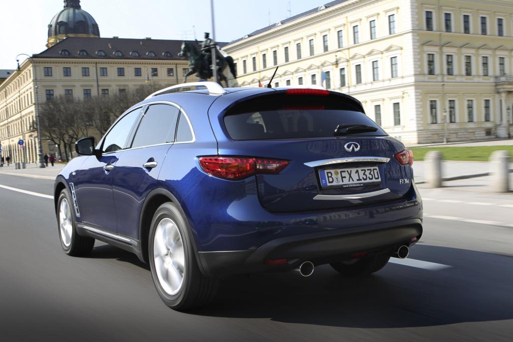 Der V8-Benziner des Infiniti ist ein ausgesprochener Schluckspecht
